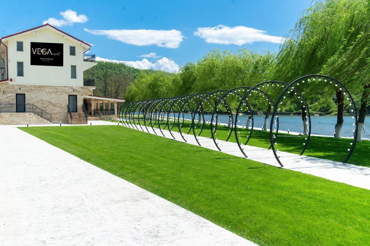Vega Resort Restaurant & Lodge Orsova Bagian luar foto