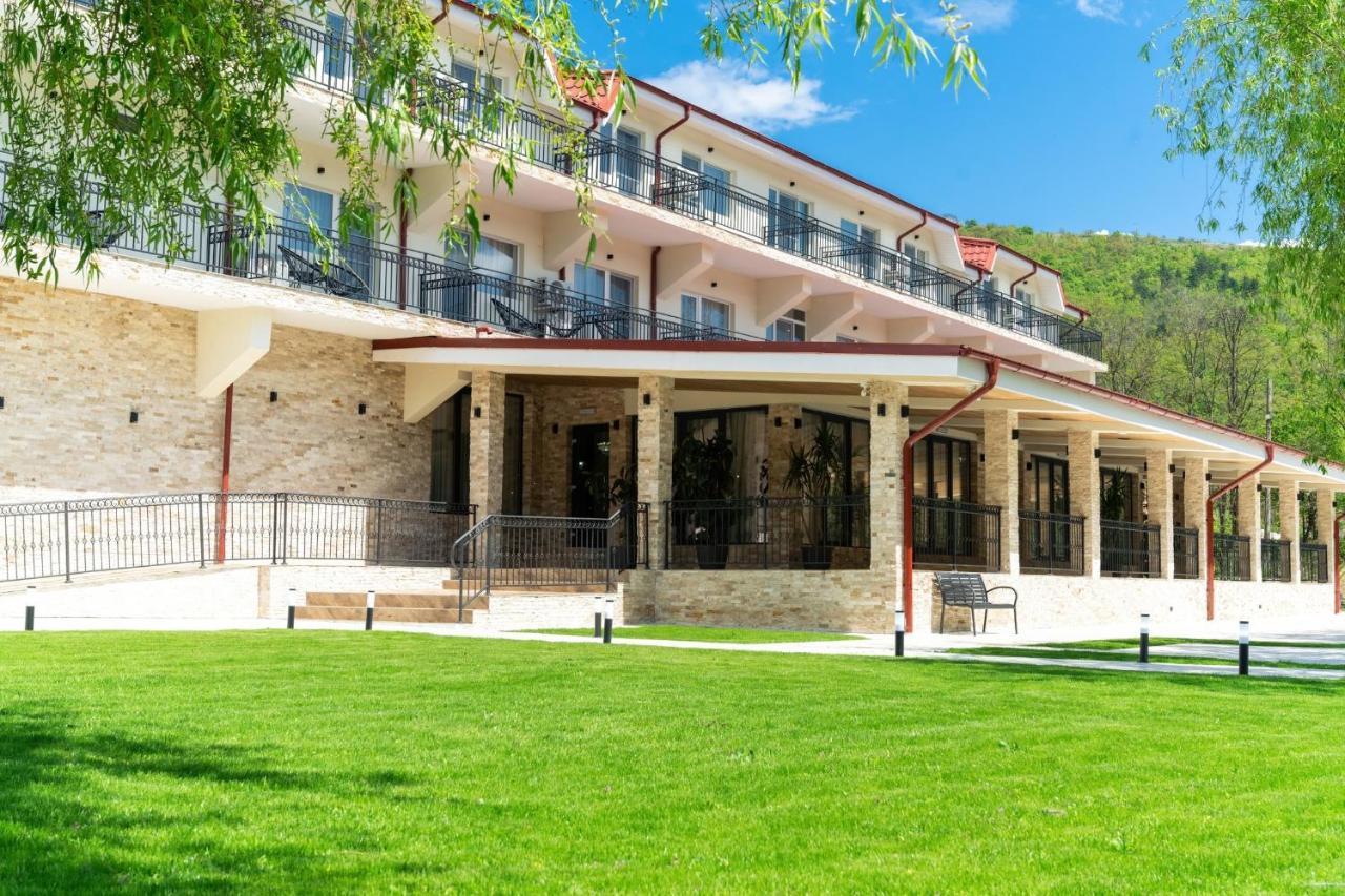 Vega Resort Restaurant & Lodge Orsova Bagian luar foto