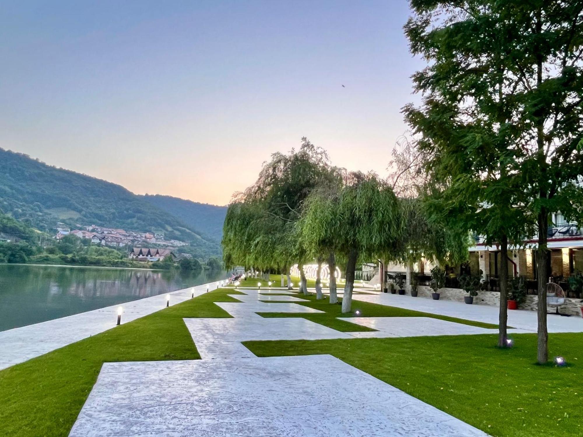Vega Resort Restaurant & Lodge Orsova Bagian luar foto