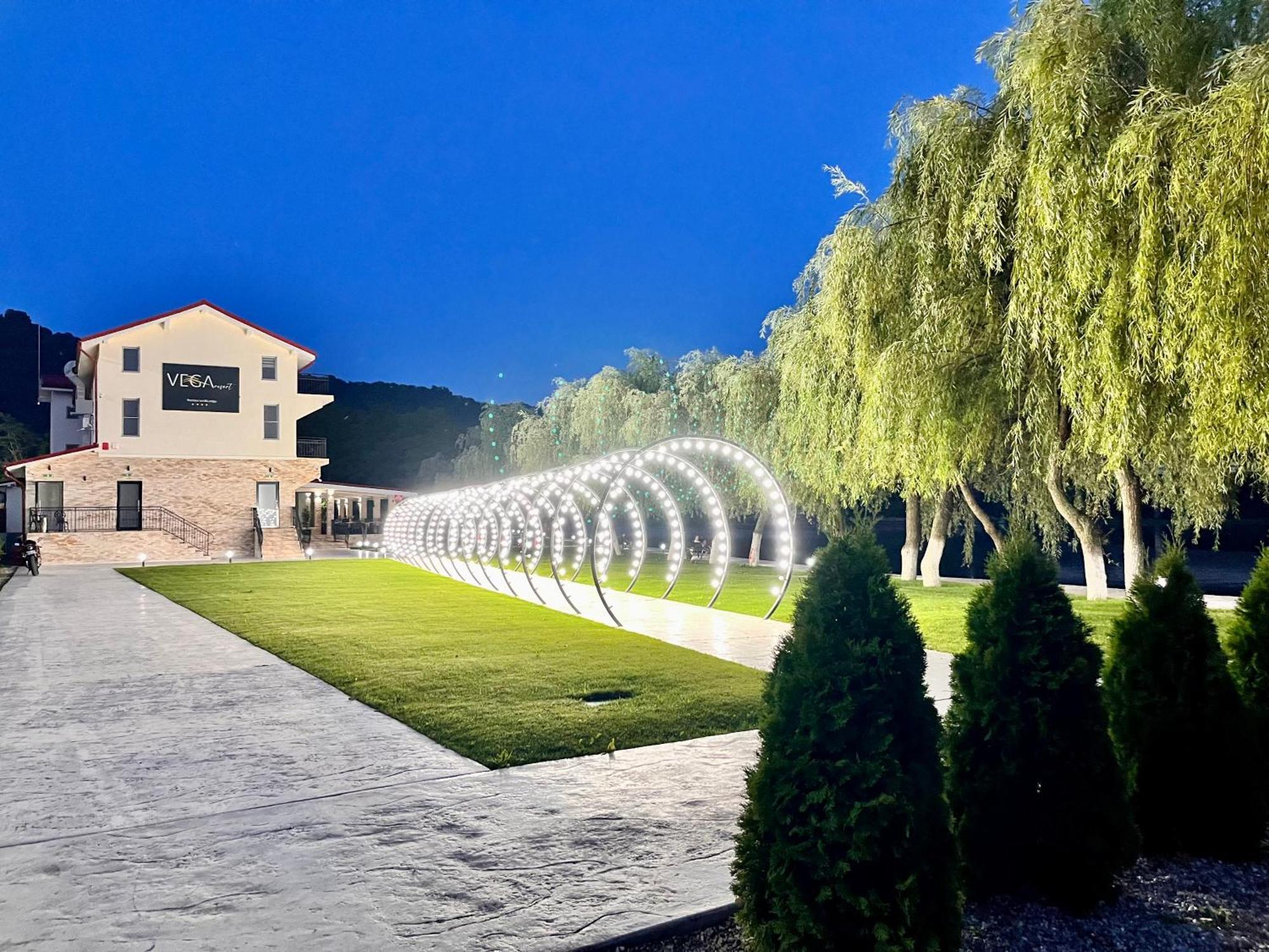 Vega Resort Restaurant & Lodge Orsova Bagian luar foto