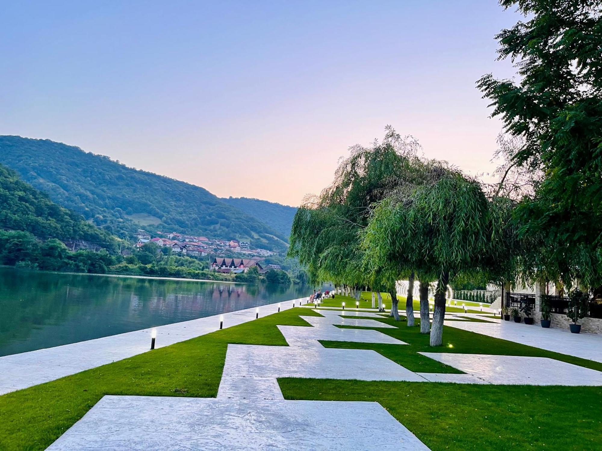 Vega Resort Restaurant & Lodge Orsova Bagian luar foto
