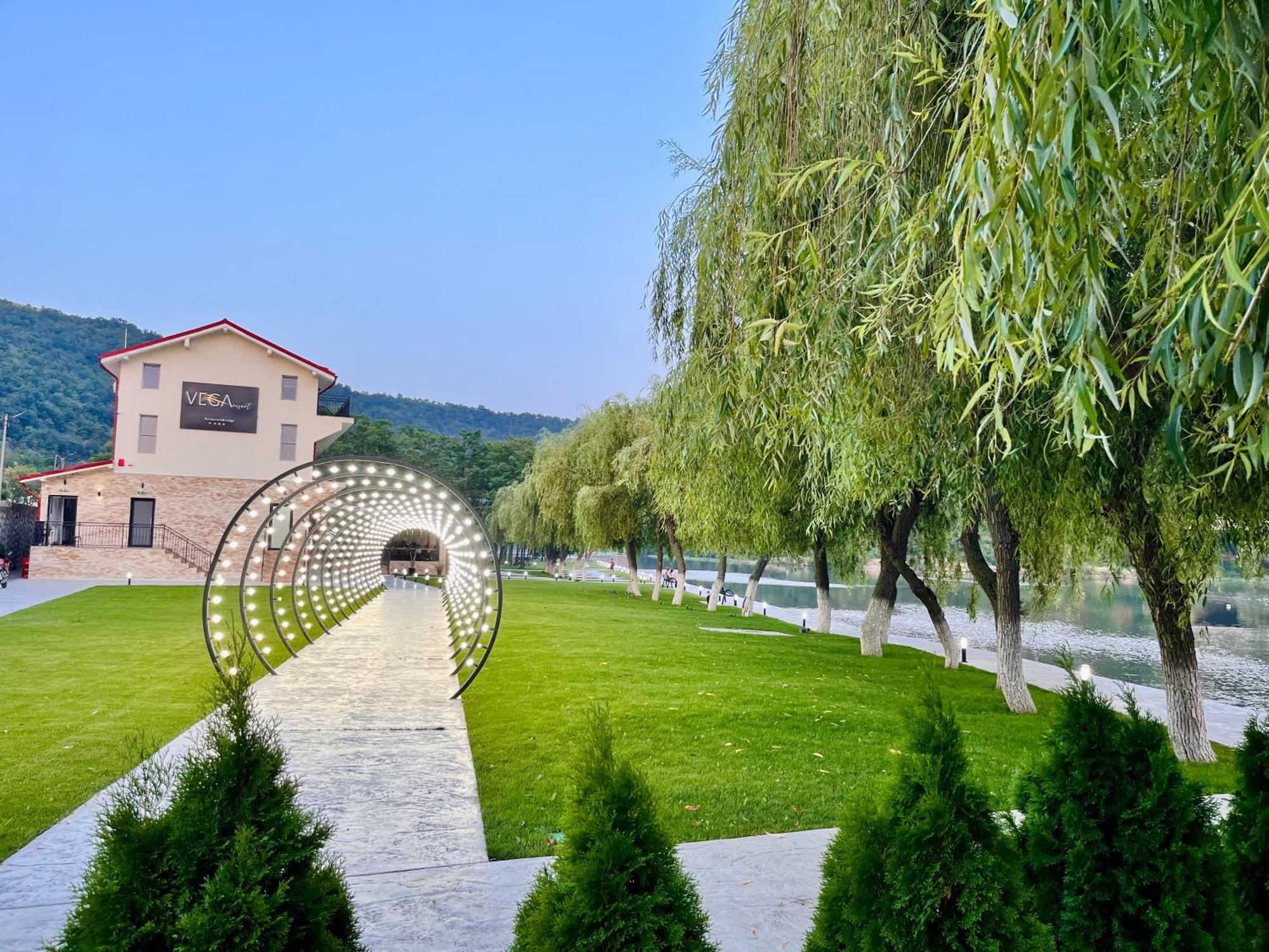 Vega Resort Restaurant & Lodge Orsova Bagian luar foto