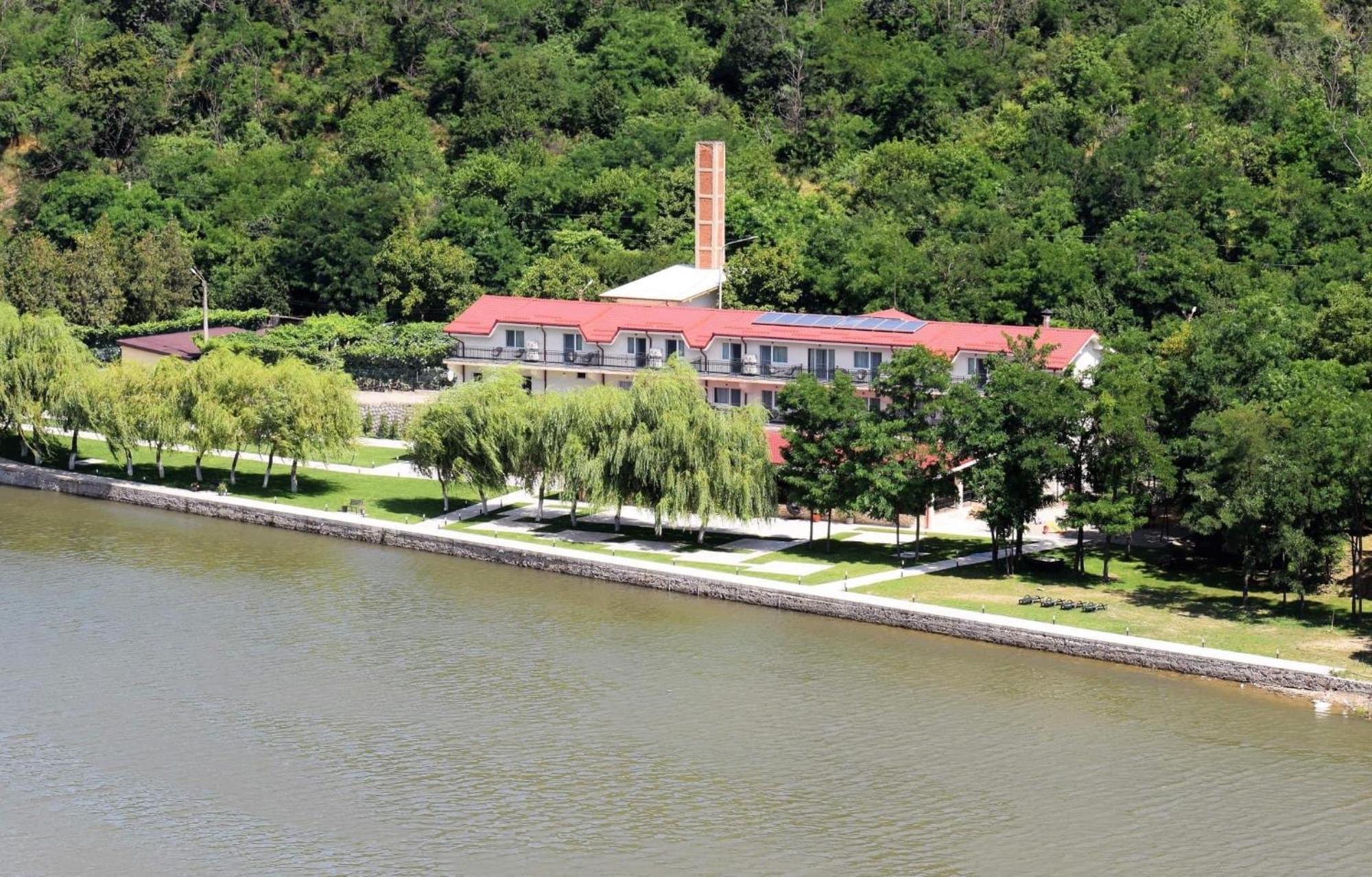 Vega Resort Restaurant & Lodge Orsova Bagian luar foto