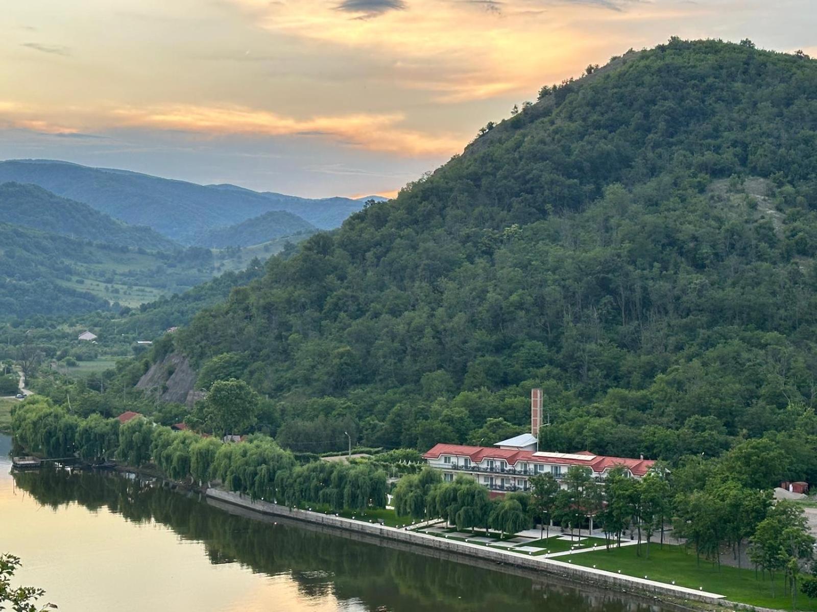 Vega Resort Restaurant & Lodge Orsova Bagian luar foto
