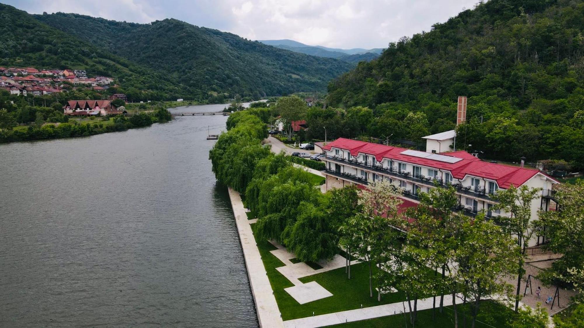 Vega Resort Restaurant & Lodge Orsova Bagian luar foto